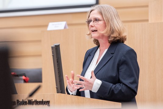 Claudia Brüning von der Stadt Stuttgart hofft, dass vom Bund angestoßene Verbesserungen schneller vor Ort ankommen.