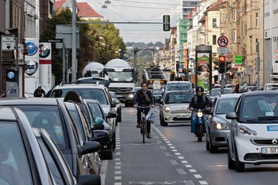 Sicher? Für 90 cm Abstand zu parkenden Autos und 1,50 Meter für überholende Autofahrer reicht's in Stuttgart selten.