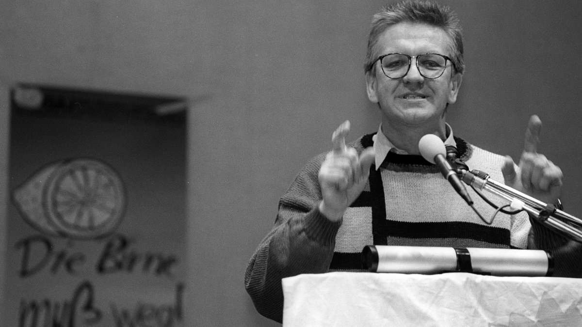 1994 macht Kretschmann Wahlkampf für den Newcomer Cem Özdemir und gegen die "Birne" Helmut Kohl. Foto: Joachim E. Röttgers