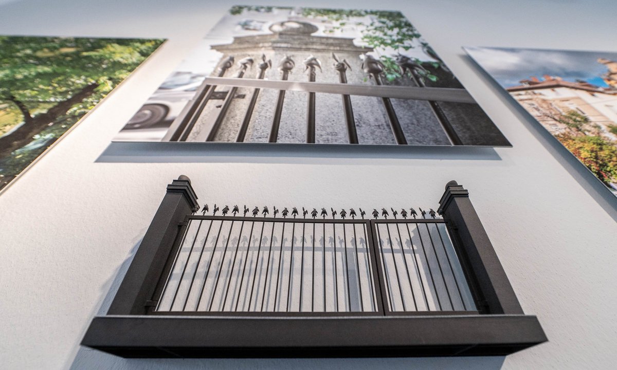 ... krönen einen Modellzaun und Fotos zeigen, welche Bauten diese Zäune schützen.