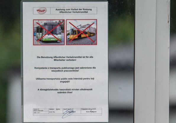 Verbot, den ÖPNV zu nutzen. Bei Müller-Fleisch in drei Sprachen übersetzt. Fotos: Jens Volle