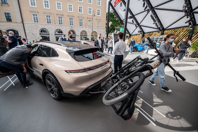 Wenn ihr schon Rad fahren müsst, nehmt doch wenigstens euer Auto mit. 