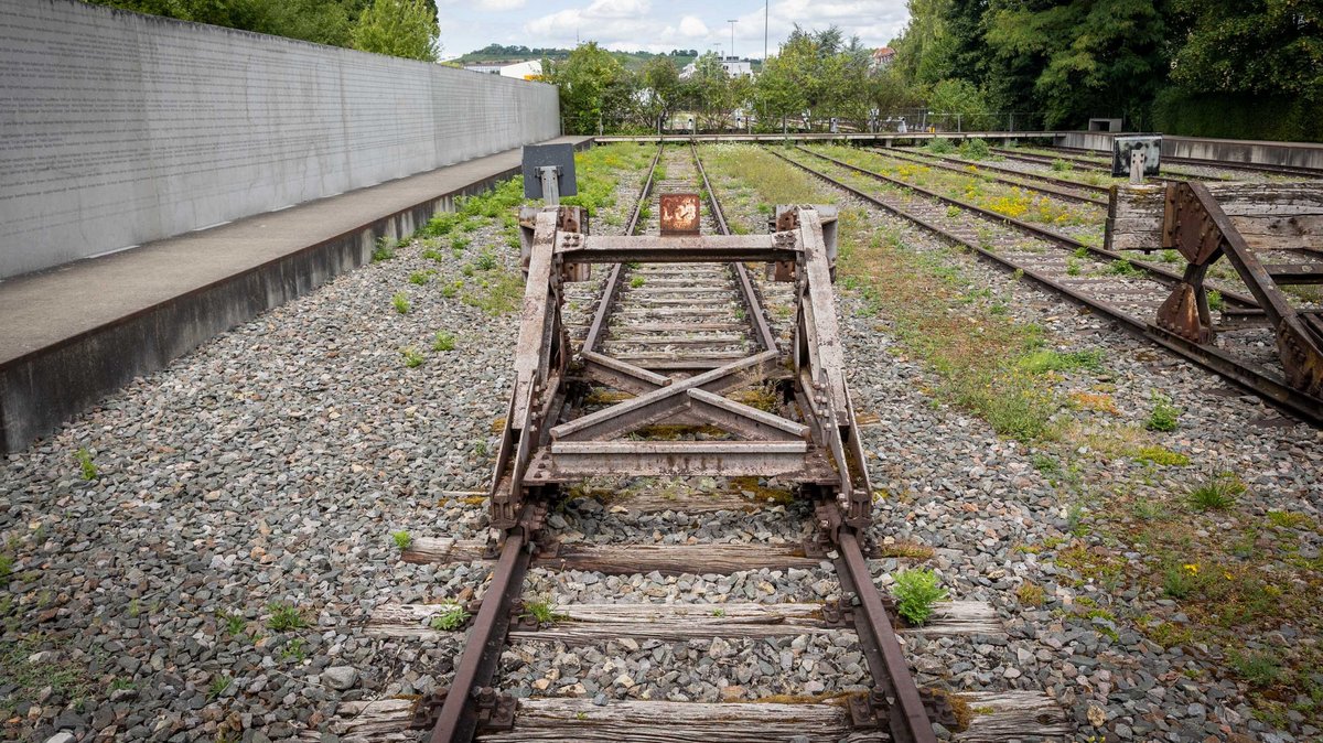 Die Stadt will die Gleise an der Gedenkstätte "Zeichen der Erinnerung" kappen. Foto: Julian Rettig