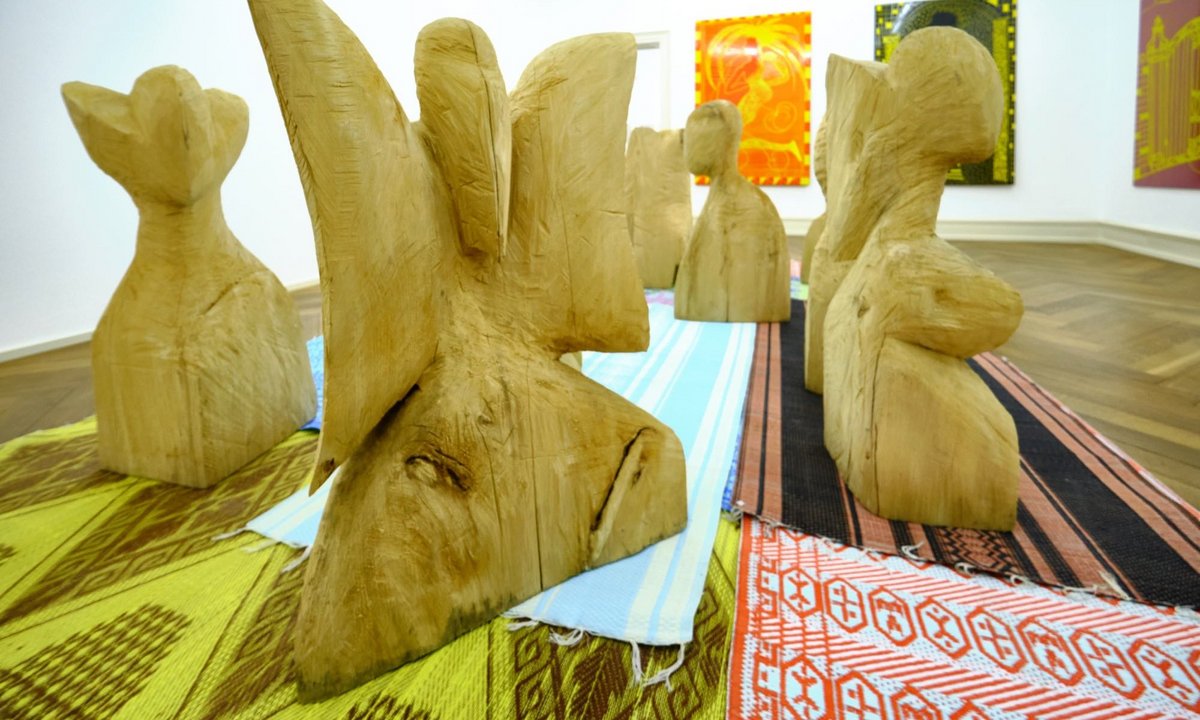 Dann wieder Holzbüsten und hölzerne Stempel. Dann wieder Holzbüsten und hölzerne Stempel.