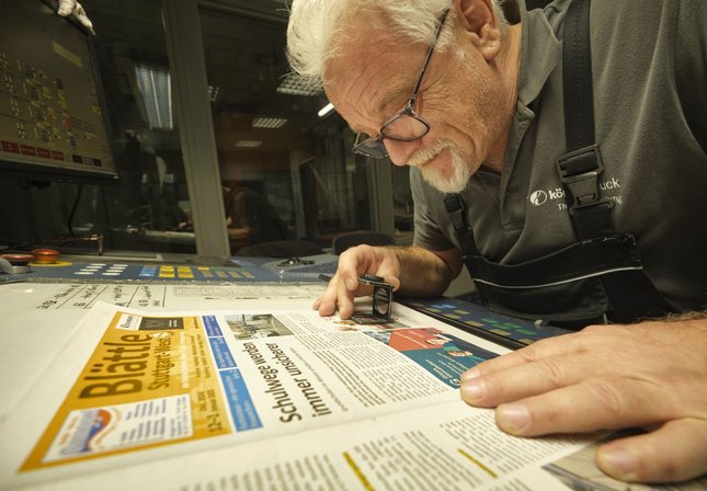 Drucker Thomas Hornung kontrolliert den Andruck der letzten von Christel Werner und Titus Häussermann herausgegebenen "Blättle"-Ausgabe am vergangenen Montag.