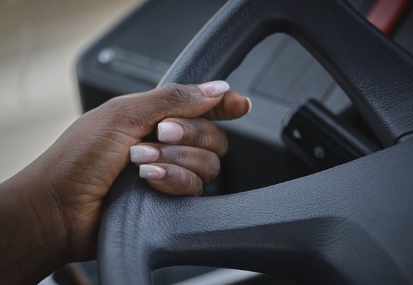 Immer weniger Menschen wollen das Bussteuer in die Hand nehmen. Der Frauenanteil sei sogar "unterirdisch", sagt Jan Bleckert von Verdi.