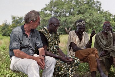 Fechner mit Protagonisten in Afrika. Foto: Laurent Desmetz