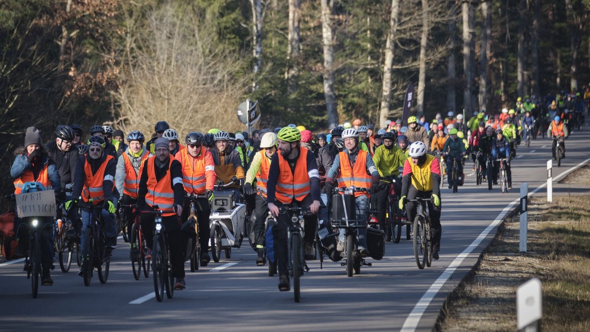 Fahrt zum Unfallort auf Natenoms Hausstrecke: Auf der L574 zwischen Schellbronn und Neuhausen ist er am 30. Januar 2024 überfahren worden. Während der Gedenkfahrt ist dieser Straßenabschnitt für den Autoverkehr gesperrt. Fahrt zum Unfallort auf Natenoms Hausstrecke: Auf der L574 zwischen Schellbronn und Neuhausen ist er am 30. Januar 2024 überfahren worden. Während der Gedenkfahrt ist dieser Straßenabschnitt für den Autoverkehr gesperrt.