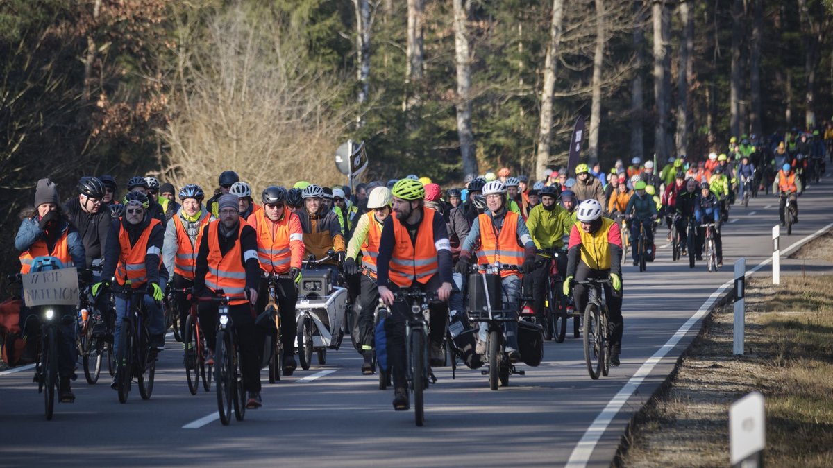 Fahrt zum Unfallort auf Natenoms Hausstrecke: Auf der L574 zwischen Schellbronn und Neuhausen ist er am 30. Januar 2024 überfahren worden. Während der Gedenkfahrt ist dieser Straßenabschnitt für den Autoverkehr gesperrt.