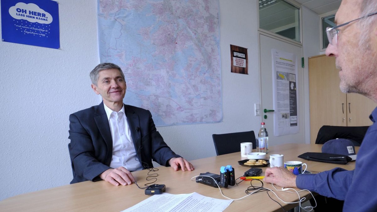 Jürgen Görres, oberster Energiewirtschaftler der Stadt Stuttgart, im Gespräch mit Stefan Siller. Fotos: Joachim E. Röttgers