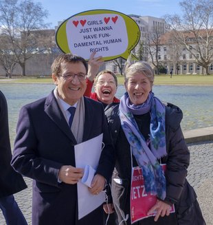 Charlotte Schneidewind-Hartnagel, grüne Vorsitzende des Landesfrauenrates (rechts), mit CDU-Fraktionschef Wolfgang Reinhart am Weltfrauentag.