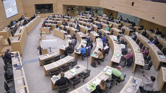 Fraktionssitzung der Grünen im Plenarsaal des Landtags. So viele sind sie – da sollte echter Klimaschutz doch möglich werden.