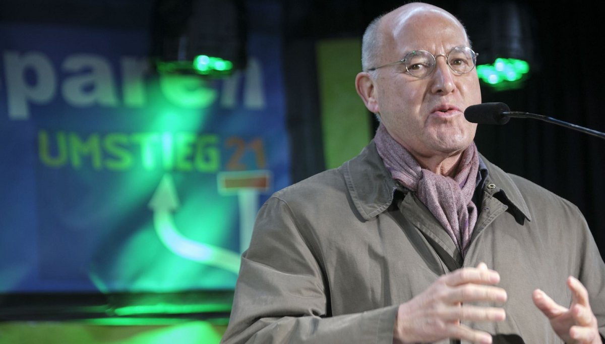 Die Politik hält er nur aus, weil er ein Zweckoptimist ist, sagt Gregor Gysi. Hier auf der Montagsdemo. Fotos: Joachim E. Röttgers