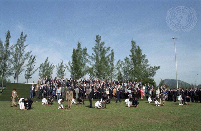 Wirkung überschaubar: Baumpflanzzeremonie zu Ehren des Earth Day bei der UN-Konferenz in Rio, 1992. Foto: UN, <a rel="nofollow" class="external text" href="https://dam.media.un.org/CS.aspx?VP3=SearchResult&VBID=2AM94SAXN38D&PN=1&WS=SearchResults" target="_blank" class="external-link-new-window">Link</a>