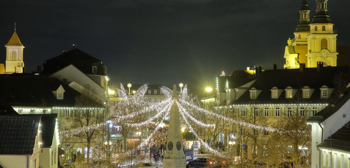 Ludwigsburg, Blick vom Holzmarkt zum Marktplatz mit den Lichtergirlanden am Obelisk. Fotos: Joachim E. Röttgers