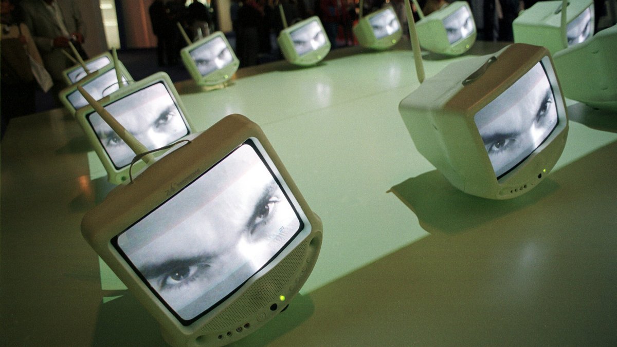 Noch Kunst oder schon Realität? Installations von Bildschirmen mit Augen, Internationale Funkausstellung 1995. Picture alliance/Caro