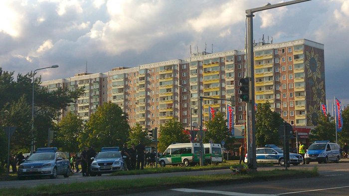 Das Sonnenblumenhaus, aufgenommen im August 2012 während des Konzerts nach der Demo zu 20 Jahre Rostock-Lichtenhagen. Foto: Anne Roth, Flickr, <a href="https://creativecommons.org/licenses/by/2.0/" title="Creative Commons Attribution 2.0">CC BY 2.0</a>, <a href="https://www.flickr.com/photos/anne_roth/7867631510/">Link</a>