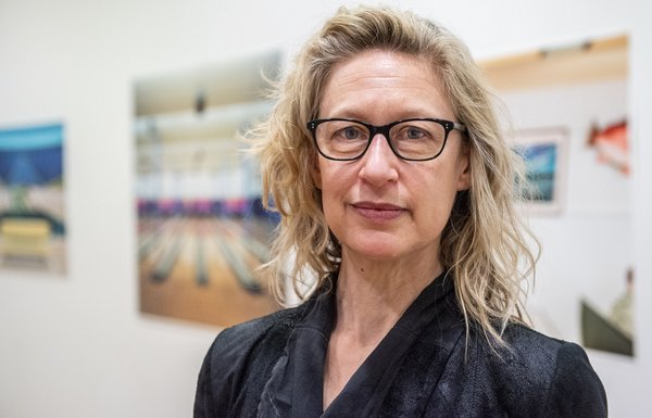 Fotografin Debi Cornwall in der Ulmer Ausstellung. Foto: Jens Volle