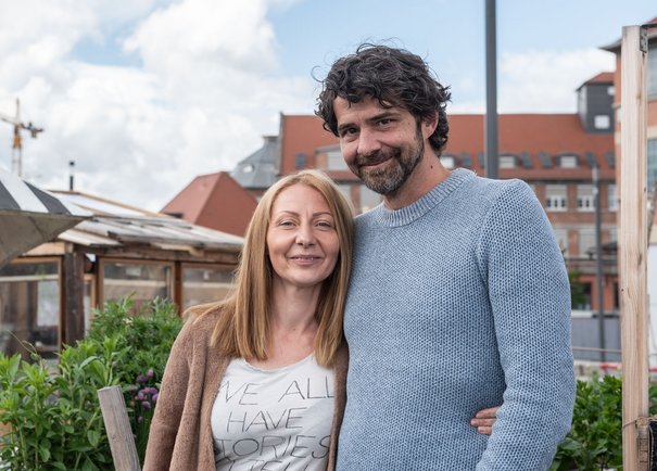 Swetlana Bytschkow und Joachim Petzold auf ihrer grünen Insel. Foto: Jens Volle