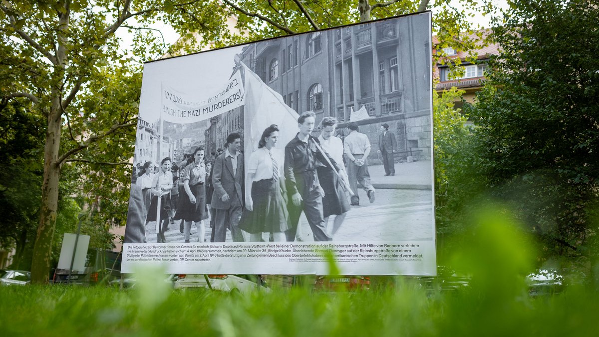 "Punish the Nazi Murderers!" Das Großplakat am Shmuel-Dancyger-Platz zeigt die Proteste im DP-Camp nach der tödlichen Razzia. Foto: Julian Rettig