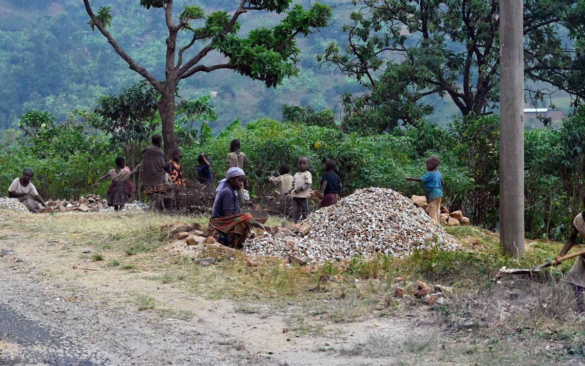 Kiesproduktion auf mühsamste Weise: Steineklopferinnen am Straßenrand. Kiesproduktion auf mühsamste Weise: Steineklopferinnen am Straßenrand.
