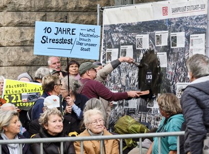 Kreative Montagsdemonstranten malen "schwarzes Loch S 21". Kreative Montagsdemonstranten malen "schwarzes Loch S 21".