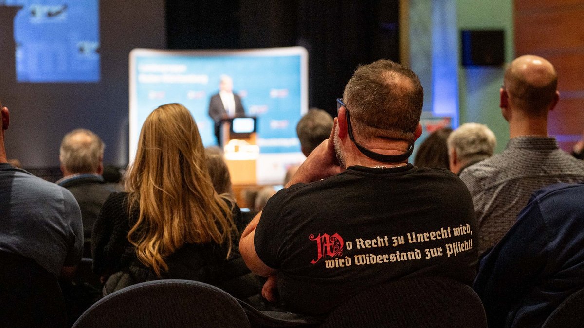 Bürger beim Neujahrs-Dialog der AfD in Schorndorf. Fotos: Jens Volle