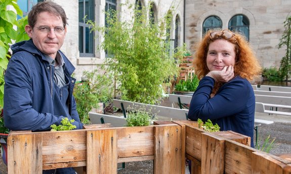 Winfried Tobias und Anne Klöcker leiten das Kinder- und Jugendtheater. Nebenbei initiierten sie das Urban Gardening am KUBAA. Winfried Tobias und Anne Klöcker leiten das Kinder- und Jugendtheater. Nebenbei initiierten sie das Urban Gardening am KUBAA.