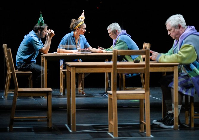 Steiner, hier gespielt von Reinhard Mahlberg, mit Vater und Mutter (Therese Dörr).