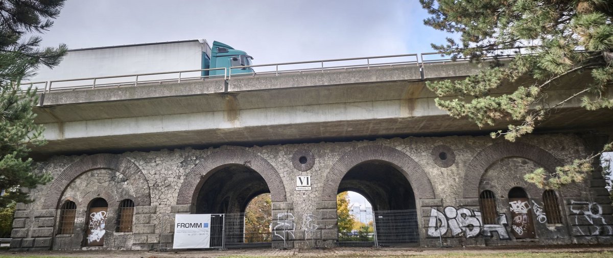 Über das Blaubeurer Tor führt die autobahnähnliche B 10 hinweg.