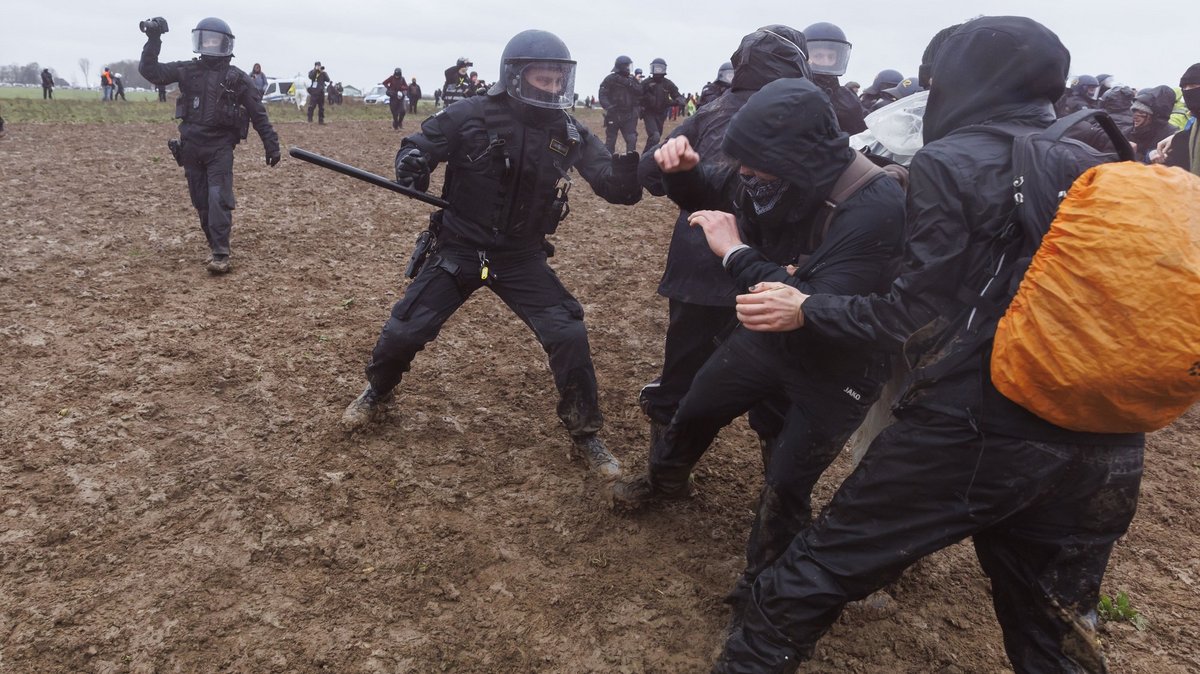 Schlammschlacht in Lützerath, 16. Januar 2023. Foto: Julian Rettig