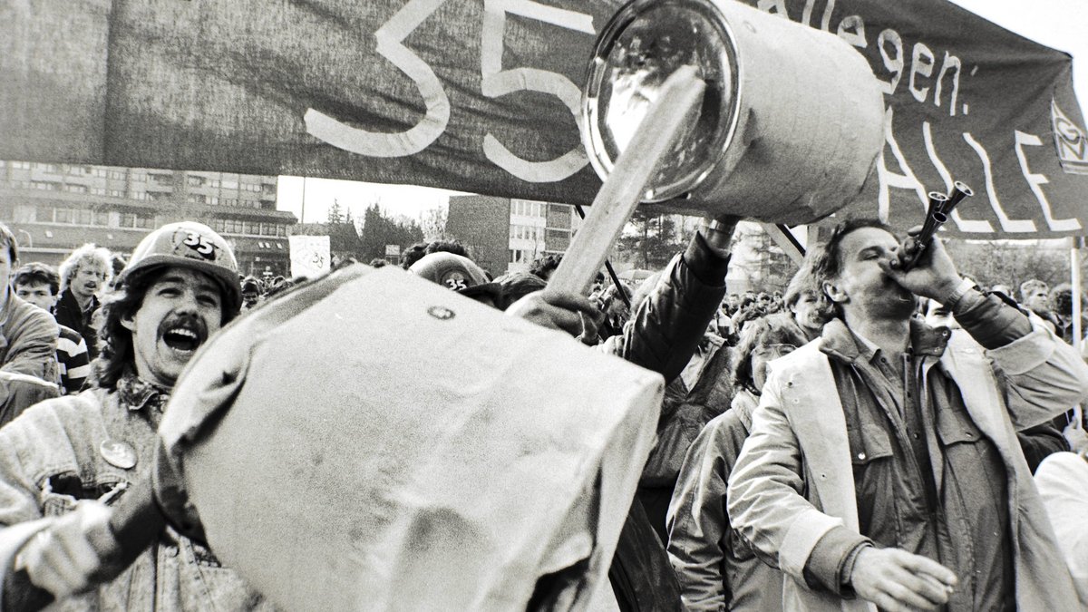 Weil es 1984 nur für die 37,5-Stunden-Woche gereicht hatte, ruft die IG Metall im April 1987 wieder zu Warnstreiks für die 35 auf. Hier: Demo durch die Daimler-Stadt Sindelfingen.