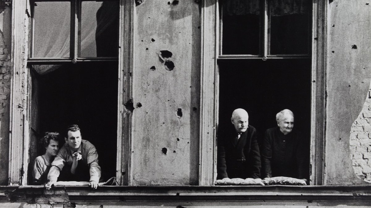 Arno Fischer, "Ost-Berlin Friedensfahrt", Prenzlauer Berg, 1957. Foto: Estate Arno Fischer, Courtesy Loock Berlin 