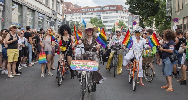 Unterm Regenbogen ein buntes Völkchen – nicht nur die Straßen platzen aus allen Nähten. 200 000 Menschen sollen der CSD-Parade zugesehen haben. Foto: Roland Hägele Unterm Regenbogen ein buntes Völkchen – nicht nur die Straßen platzen aus allen Nähten. 200 000 Menschen sollen der CSD-Parade zugesehen haben. Foto: Roland Hägele