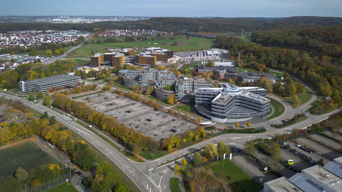 Das ehemalige IBM-Gelände mit Kreisstraße (vorne links) und A81 (hinten rechts). Foto: Julian Rettig