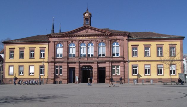Alte Luisenschule in Lahr: Hier verhandelte am 17. September 1923 Frieda Unger als Wortführerin der Arbeiter:innen. Foto: wikimedia.org/Bigbratze, <a href="https://creativecommons.org/licenses/by-sa/4.0" title="Creative Commons Attribution-Share Alike 4. Alte Luisenschule in Lahr: Hier verhandelte am 17. September 1923 Frieda Unger als Wortführerin der Arbeiter:innen. Foto: wikimedia.org/Bigbratze, <a href="https://creativecommons.org/licenses/by-sa/4.0" title="Creative Commons Attribution-Share Alike 4.0">CC BY-SA 4.0</a>, <a href="https://commons.wikimedia.org/w/index.php?curid=88566020">Link</a>