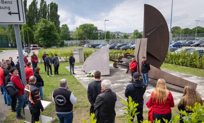 Die IG Metall erinnert am 8. Mai am Mahnmal für die Daimler-Zwangsarbeiter an die Opfer der alten und die Gefahren der neuen Nazis. Foto: Julian Rettig