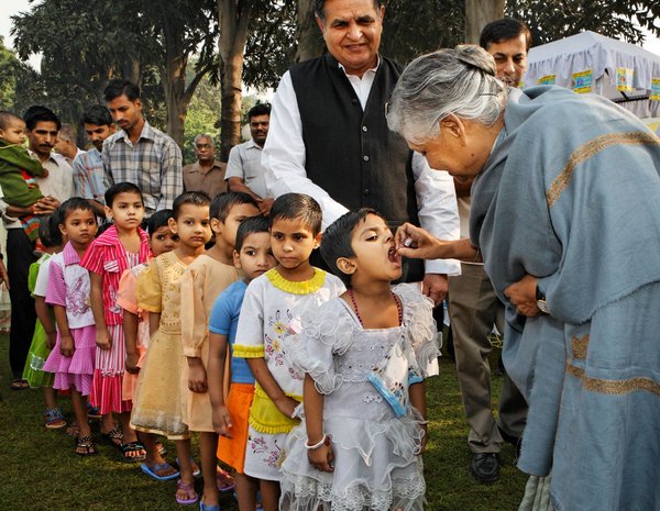 Medizin trotz Armut: Sheila Dixit, damals Chief Minister von Delhi, impft 20 Waisenkinder gegen Kinderlähmung, November 2006. 