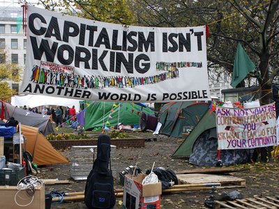 Kapitalismuskritik von Occupy London, 2011. Foto: Allan Denney/Wikimeda, CC BY 2.0