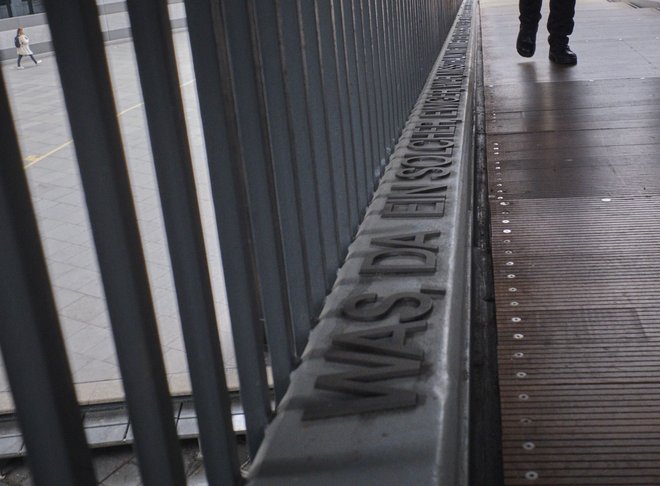 "Was, da ein solcher, Ewiger, war, mißtraun wir" und verstehen nicht alles. "Was, da ein solcher, Ewiger, war, mißtraun wir" und verstehen nicht alles.