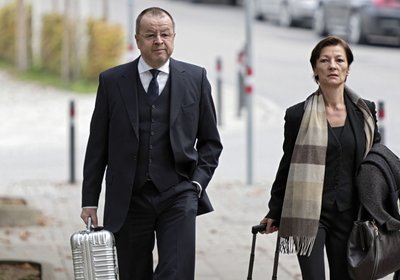 Holger Härter mit Rechtsanwältin Anne Wehnert auf dem Weg zum Gericht.