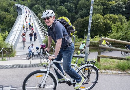 Bevorzugt umweltfreundlich unterwegs: Winfried Hermann auf zwei Rädern ...