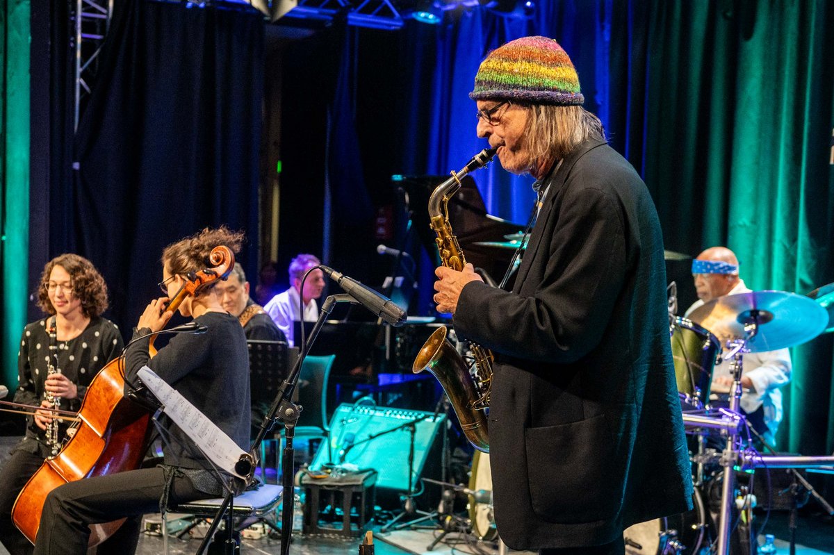 Billy Cobham meets Chaouki Smahi & Band – vorne der Saxofonist Heiner Wiberny. Mehr Fotos vom Konzert mit Klick auf den Pfeil. Billy Cobham meets Chaouki Smahi & Band – vorne der Saxofonist Heiner Wiberny. Mehr Fotos vom Konzert mit Klick auf den Pfeil.