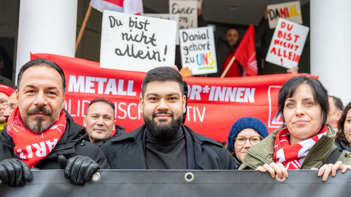 Danial Bamdadi (Mitte). Die große Solidarität bei seinem Gang vor Gericht hat nicht geholfen. Foto: Jens Volle