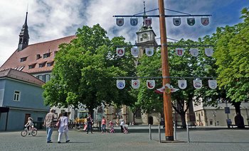 Die Freiheit nehmen sie sich: Schlendern über autofreien Marktplatz Bad Cannstatt. Foto: Lessat
