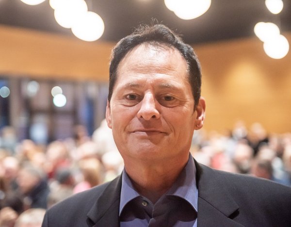 Sprecher Jörg Holdt betont den überparteilichen Charakter der Anti-Flüchtlings-Intiative – die ein AfD-Funktionär mitgegründet hat. 