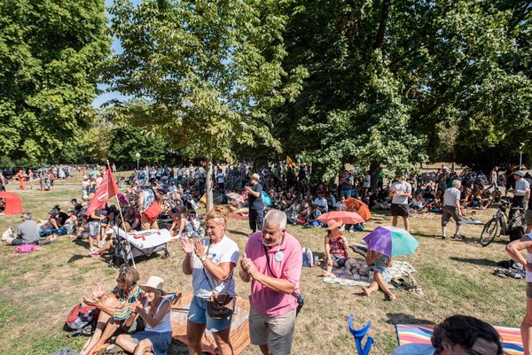 Ganz sicher sind unter den Besuchern auch solche, die man "ganz normale Leute" nennt. Die aber sind nicht allein.  Ganz sicher sind unter den Besuchern auch solche, die man "ganz normale Leute" nennt. Die aber sind nicht allein.