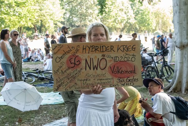 Haarp, Illuminaten, Chemtrails, Adrenochrom: Wer's glaubt, hat nur noch wenig Freude am Leben.  Haarp, Illuminaten, Chemtrails, Adrenochrom: Wer's glaubt, hat nur noch wenig Freude am Leben.