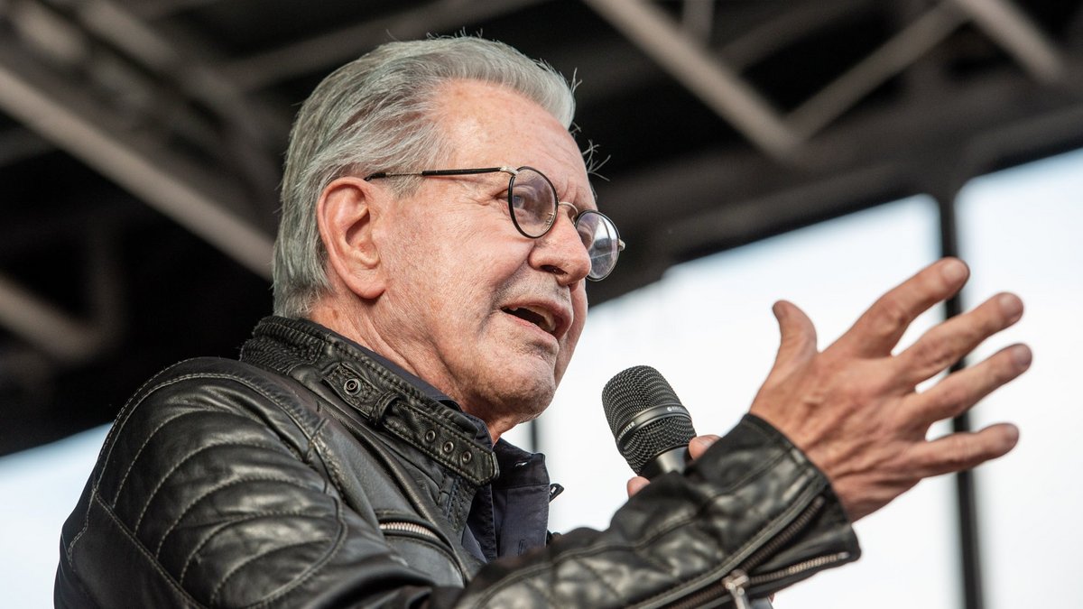 Am 16. Oktober sprach Jürgen Todenhöfer bei "Querdenken" in Stuttgart. Mehr Eindrücke der Aktion gibt es per Klick auf den Pfeil. Fotos: Jens Volle