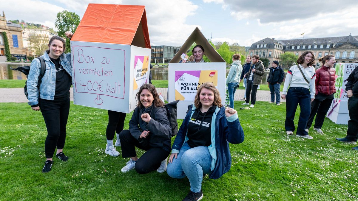 Jetzt zuschlagen oder später ärgern: Mit nur 400 Euro im Monat ist diese Box deutlich günstiger als ein durchschnittliches WG-Zimmer – und die Preise steigen weiter. Protestaktion junger Gewerkschafter:innen in Stuttgart-Mitte, April 2024. Fotos: Jens Volle